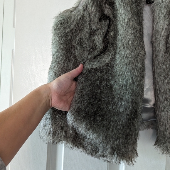 🆕 NWT {The Limited} Faux Fur Vest - Picture 7 of 10